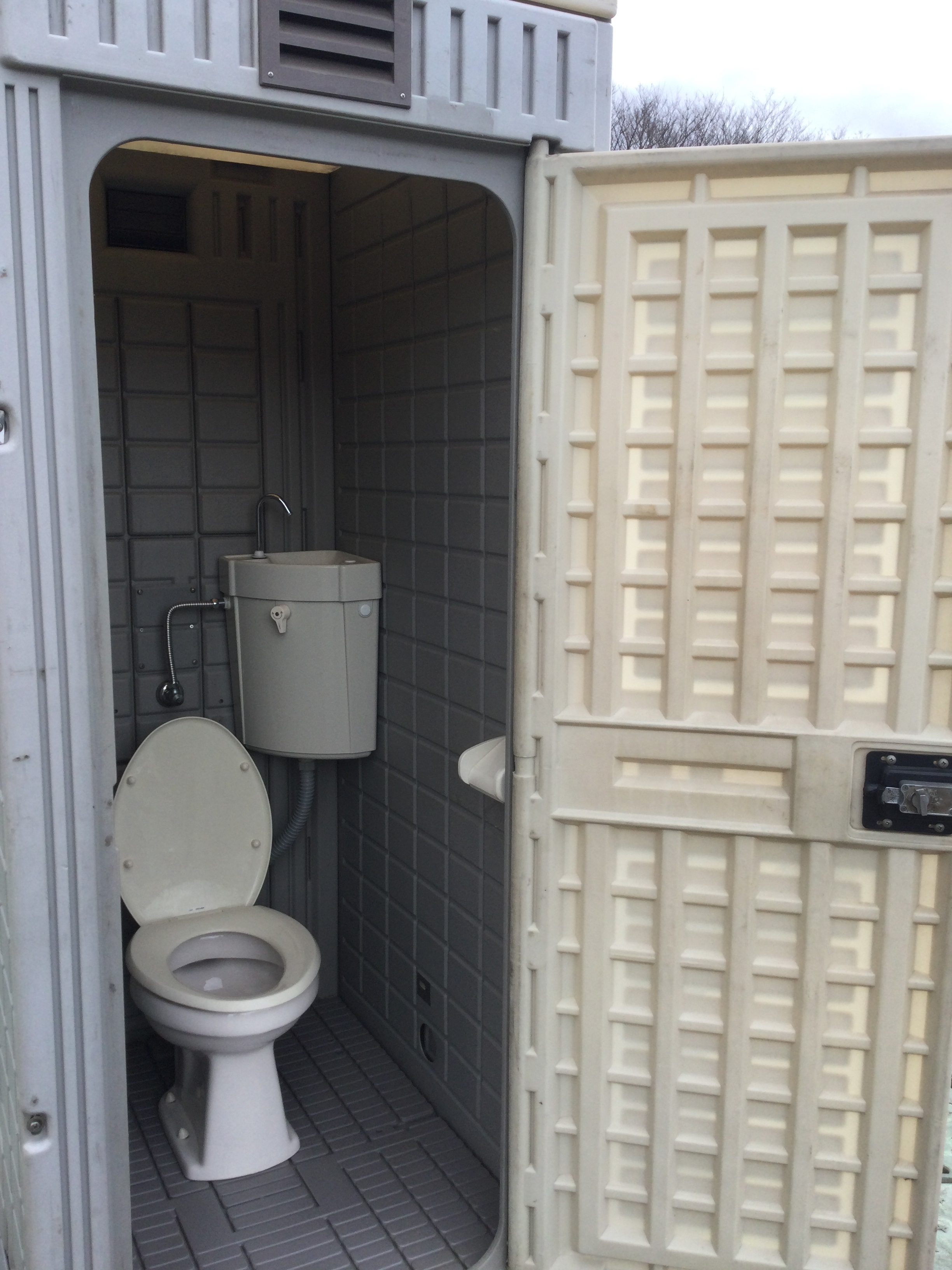 アウトレット　1.4坪　ハウス型トイレ　簡易水洗式　給排水工事不要