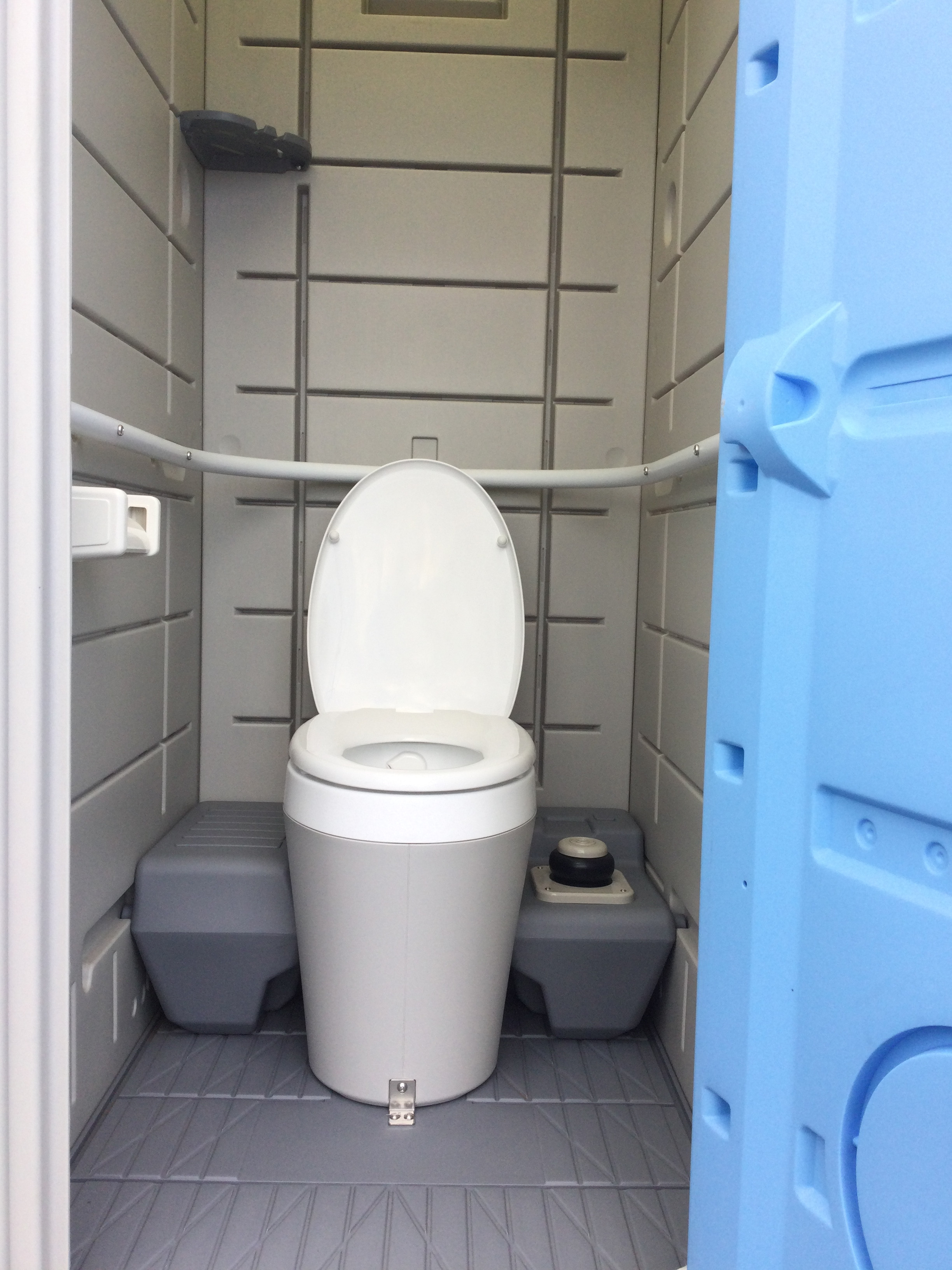 割引サービス 洋式仮設トイレの便器と足で水を流すポンプです‼️ - www 